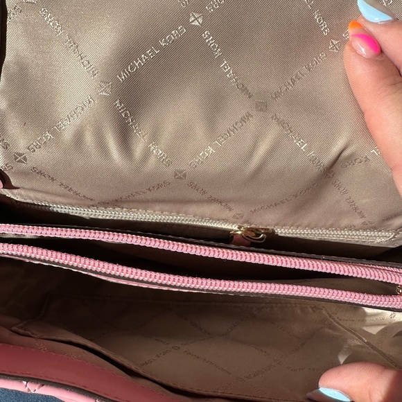 MICHEAL KORS PINK/GOLD CROSSBODY BAG! 🤍💞✨ (PERFECT CONDITION) - Picture 3 of 4